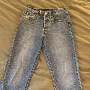 Blå jeans från levis, modell 501 skinny, storlek 26 i midjan, längd 30, använda men i nyskick