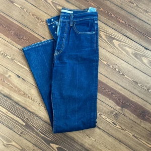 Levis - Säljer mina sparsamt använda ribcage bootcut från lives i storlek 28.