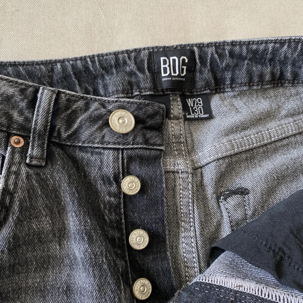 Grå jeans från Urban outfitters. Använt skick, lite slitna på låten som visas på bilden.  Storlek W29L30. Jeans & Byxor.
