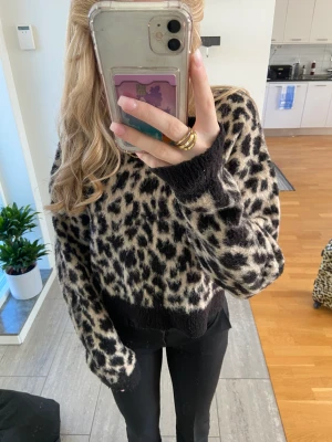 Nakd tröja  - Säljer denna fina tröja från nakd då den inte är min stil längre, otroligt skönt material (syns på bild 2k) Använd fåtal gånger  Nypris 500kr 😍