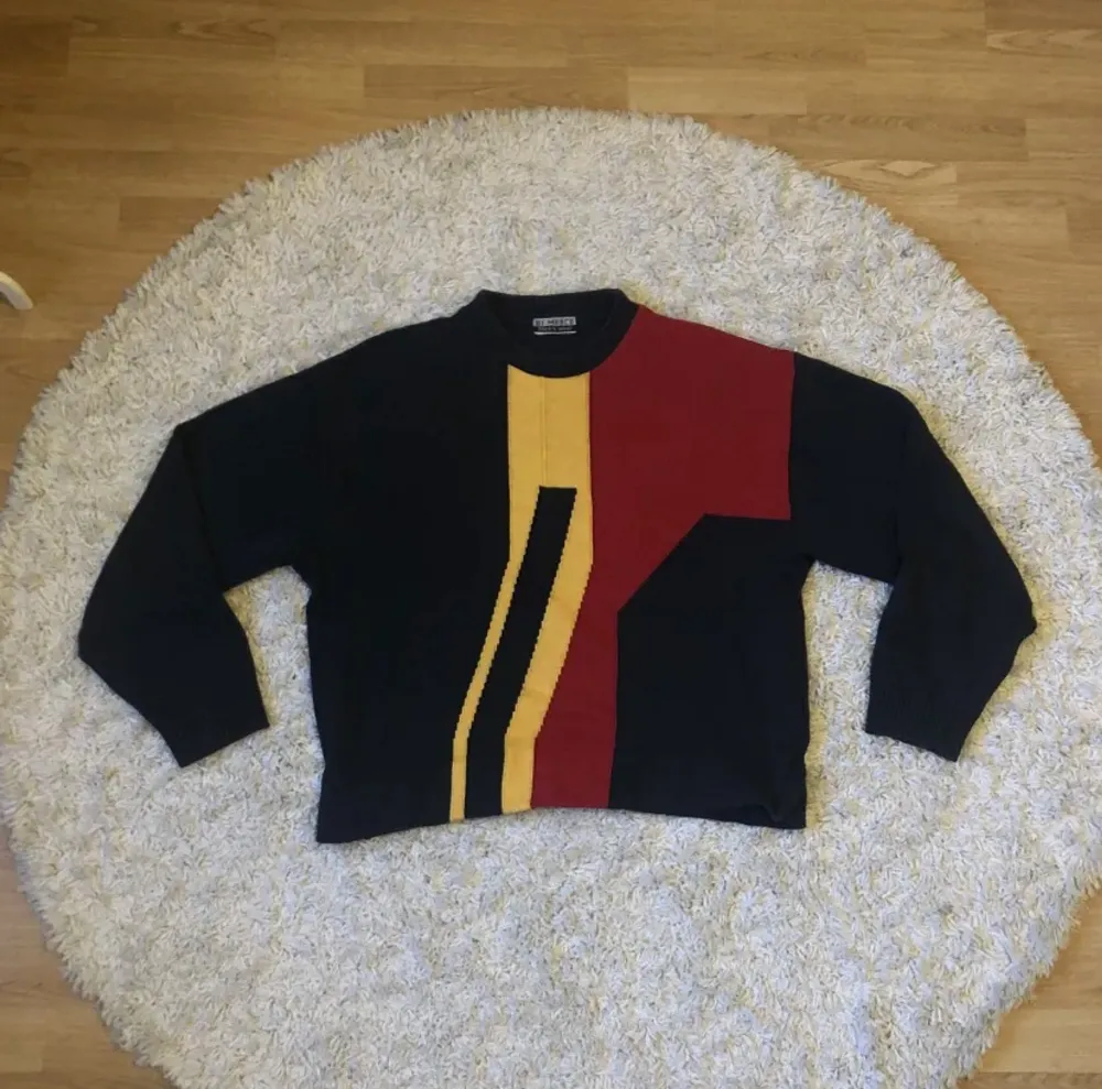 Köpt secondhand, sytt upp lite för en croppad look, se bild 2, storlek L/XL. Stickat.