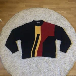 Stickad sweatshirt - Köpt secondhand, sytt upp lite för en croppad look, se bild 2, storlek L/XL