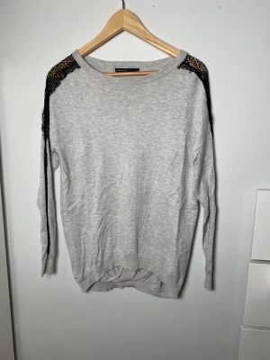 Supergullig tröja❤️ - Supersöt grå tunn stickad tröja med mesh revär på ärmarna. Den har en öppen rygg vilket är väldigt snyggt. Den är i storlek M men passar lite större eller lite mindre. Den är köpt ifrån Karen Millen❤️