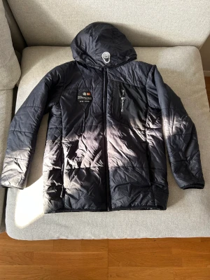 Sail racing jacka - En svart sail racing jacka i storlek 170, jackan är välanvänd men i bra skick. Säljer då den inte kommer till användning längre.