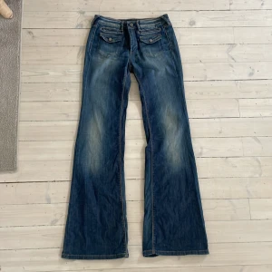 Le Temps des Cerises  - Jeans från Le Temps des Cerises storlek 28, midjemått 37 x innerbenslängd 86 cm🤩. Nyskick! Flared och låg midja. Nypris 1400kr.  