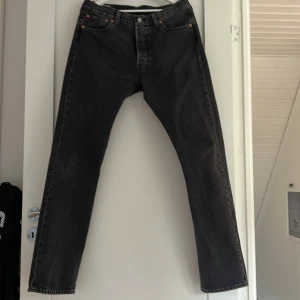 Levis jeans  - Säljer mina svarta Levis-501 för att de inte kommer till användning supersnygga och perfekta till hösten 