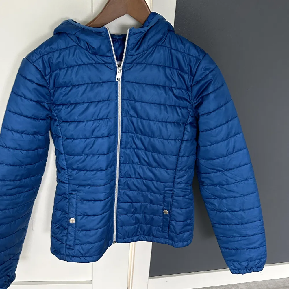 Jacks från Terranova, köpte från min besök till Rom och använd några gånger. Snyggt och fin färg. Normal i storlek och är i mycket bra skick!. Takit.