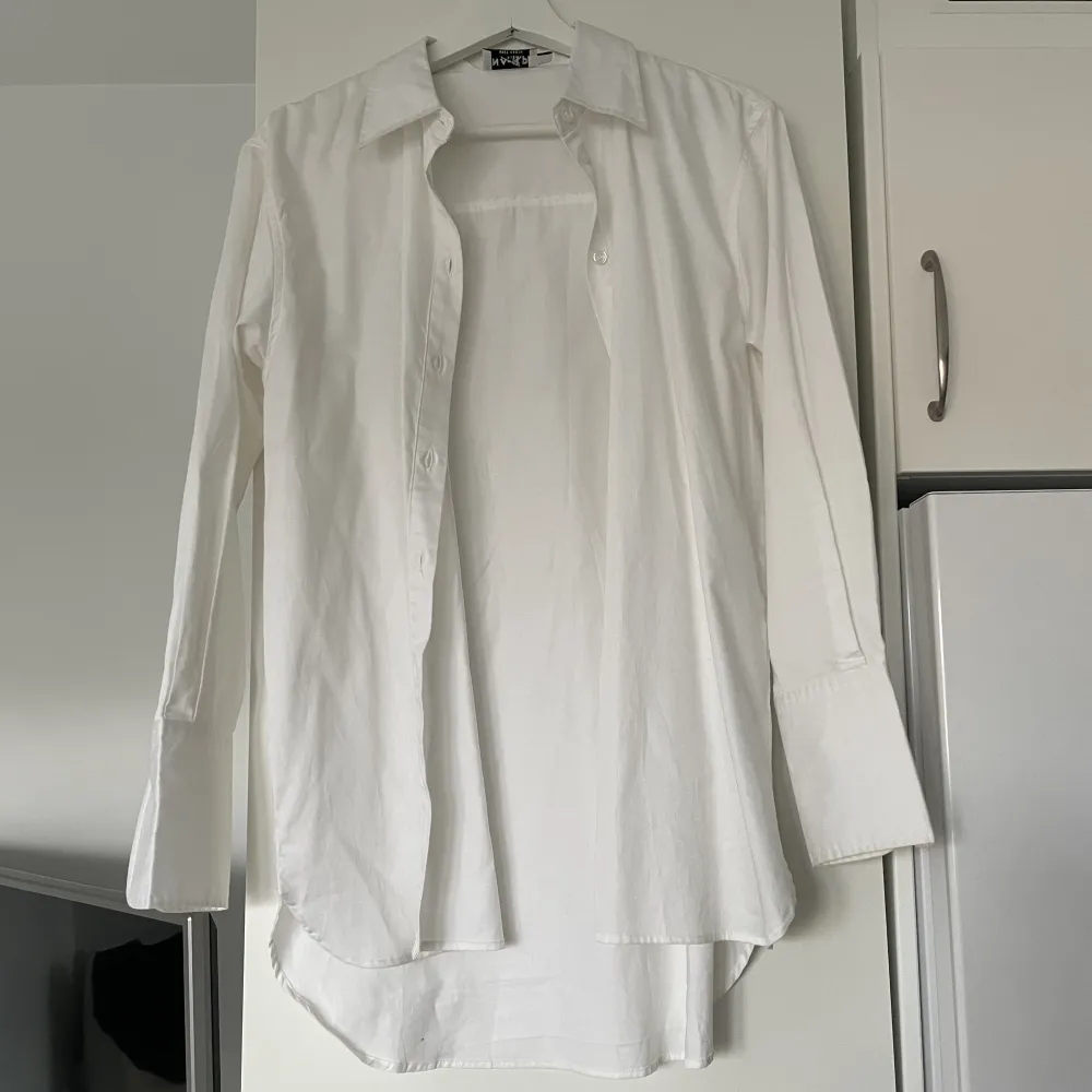 Vit skjorta från NA-KD i lite oversize modell. Strl 36. Använd fåtal gånger så den är som ny!. Skjortor.