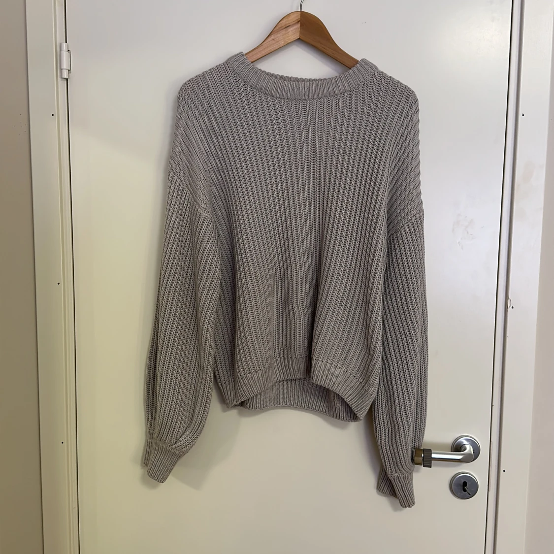 Grå stickad tröja