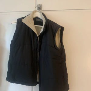 Väst - Säljer denna st då den ej kommer till användning längre. Köpt secondhand, går att använda på två sätt 🖤🤍