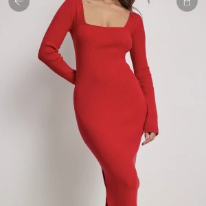 Rödklänning  - Lång stickad klänning. Perfekt inför julen! Ribbad & stickad material. Använd 1-2 ggr. Så nyskick!