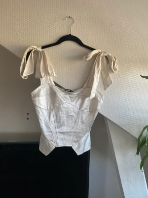 Korsett topp - Korsett topp från Bikbok, aldrig använt. Off white / gräddvit färg