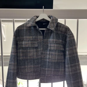 Jacka Gina Tricot - Säljer en jacka från Gina, köpt för 2 år sedan men varsamt använd! Storlek S.