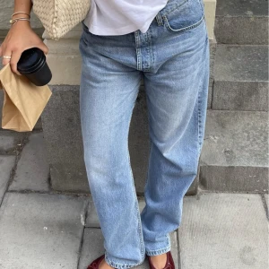 Jeans - Jeans från Djerf Avenue, säljes då jag har två par. Dessa har aldrig kommit till användning. Nypris 1299kr