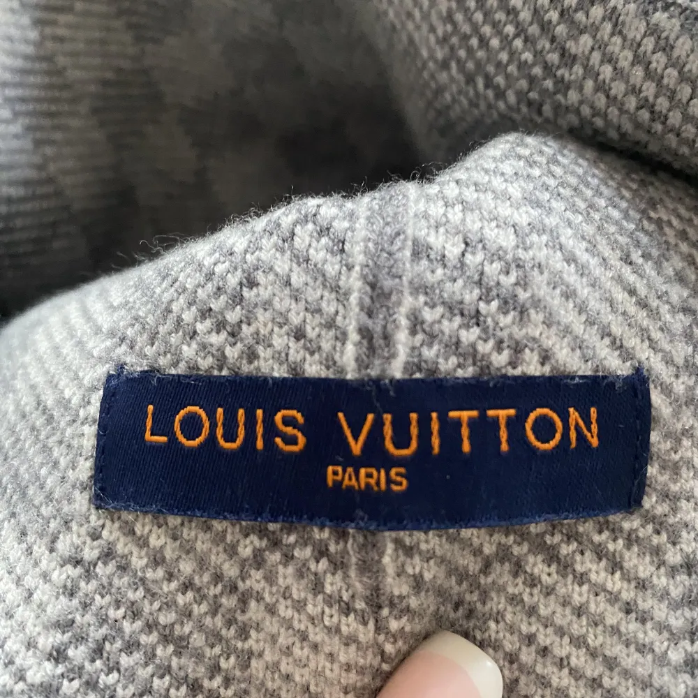 En grå mössa ifrån Louis Vuitton. Den är knappt använd och är i nyskick. Säljes då den inte kommer till användning☺️. Accessoarer.