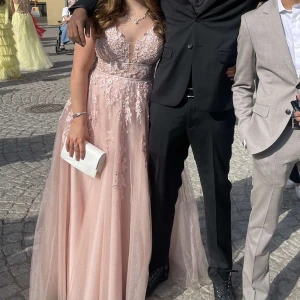 Super vacker balklänning! - Framhäver midjan super fint med vackra detaljer. Jag är 165 och hade ca 4-5cm klackar, lite längre bak. Orginal pris: 8960kr, får med orginal lappar samt extra ”paljetter”. Färg är BLUSH #45069. Passar perfekt till Lkpg bal! Skriv för mer bilder osv💖 