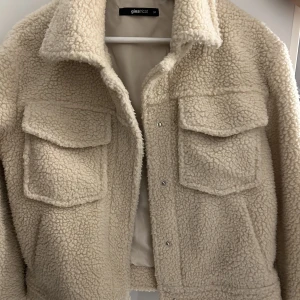 Jacka  - Säljer denna gulliga jacka från Gina tricot. Den är storlek 34 och skulle passa någon med s i jackor. Den är väldigt fin men tyvärr för liten för mig🩷skriv gärna vid fler frågor