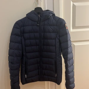 Parajumper dunjacka - Nyskick då den knappt är använd, precis som ny Storlek Y-L och passar perfekt för mig som bär Xs  Nypris: 4849kr 