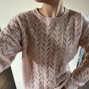 Stickad tröja - Stickad tröja. Fint skick🩷✨