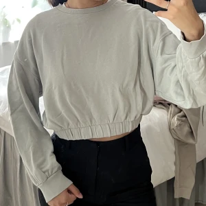 grå/blå tröja - En mjuk och skön tjocktröja som är grå/blå nyans. Lite croppad, den är L men passar mig som bär S