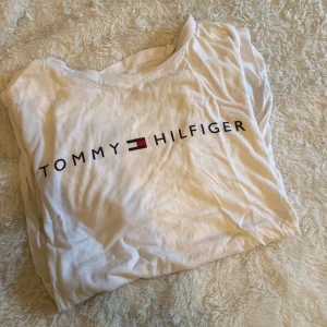 Tommy hilfiger t shirt  - Tommy hilfiger t-shirt. Köpt på kidsbrandstore 