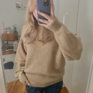 Stickad tröja💞 - Beige stickad tröja från h&m som är lite oversized och perfekt till hösten! 