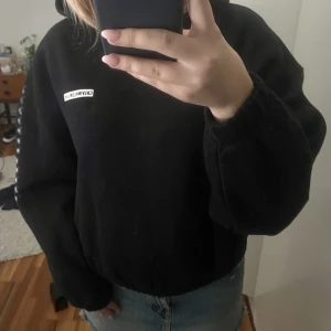 Hoodie🩷 - Svart hoodie från Calvin Klein! Den är äkta då den är köpt på åhlens. Kostade runt 1000kr i nypris. 
