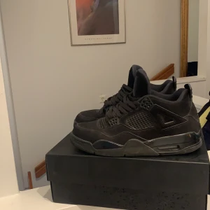 Jordan 4 black cat - Säljer mina 4or i ny skick och inga skador. De ör lite änvända. Storlek 43. Box ingår. Pris kan diskuteras! (Nypris 8500kr)