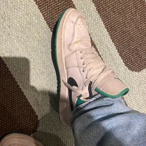 AIR JORDANS  - Skorna bär storleken eu 42 och UK 8. Skicket är ganska dåligt ca 4/10-5/10