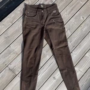 Bruna mjuka ridbyxor - Inköpta för runt 6-700kr, använda en handfull gånger. Mjuka och följsamma, ganska tight passform. 