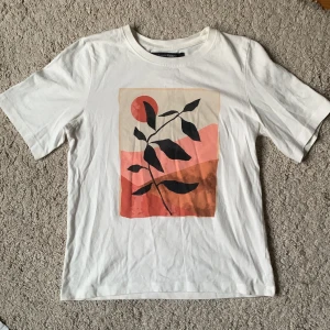 T-shirt med tryck - Så fin T-shirt med motiv av en växt i solnedgång 🌄