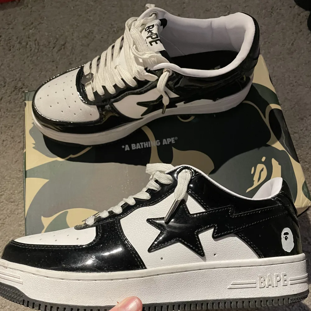 Säljer ett par bathing ape skor (bape) i storlek 43. Använda några gånger men väldigt bra skick. Reps. Pris går att diskuteras. . Skor.