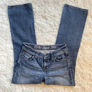 Lågmidjade Bootcut jeans  - Lågmidjade Bootcut jeans från Esprit, i fint skick! ❌inga bilder på då de är för stora❌ innerbenslängd:75 midjemåttet:38 vill du köpa trycker du på ”köp nu” postar samma dag eller dagen efter köp. 