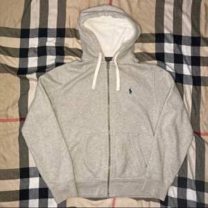 Asfet Ralph Lauren zip hoodie i storlek S, skick 10/10 inga defekter, pris kan diskuteras! 🔥