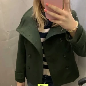 Grön kappa - Säljer denna sjukt fina kappa. Älskar! Men får ej användning av den då jag har andra. Men superfin!