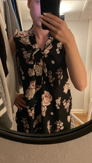 Blus - En jättefin blommig blus. Det är storlek L men jag som har storlek S kan ha den ändå❤️snören finns för en rosett vid halsen, plus volanger vid armarna❤️