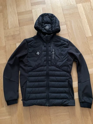 Sail racing jacka  - Säljer nu en Sail racing jacka storlek M men passar S med. I bra skick bara en liten reva längst ner till höger på baksidan som är ihopsytt syns knappt om man inte kollar noga annars i fint skick. Perfekt nu till hösten