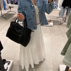 Långkjol  - Säljer denna jättefina vita långkjolen😍tryck gärna på ”köp nu” men bara om du är 100% säker💕