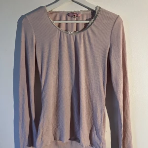 Rosa långärmad tröja - En jätte gullig rosa långärmad💕 lite sliten