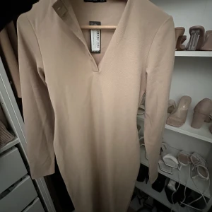 Beige klänning! - Aldrig använd. Från boohoo. Så smickrande på, detta är en längre klänning! 