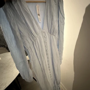 Blå klänning!  - Aldrig använd. Från Gina. Så lyxigt material 🤩 super fin! Nypris:699. Pris går att diskuteras 