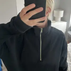 Svart sweatshirt med halfzip från lager 157. Storlek M men sitter som xs/s, lite kortare i modellen. Använd fåtal gånger, mycket bra skick