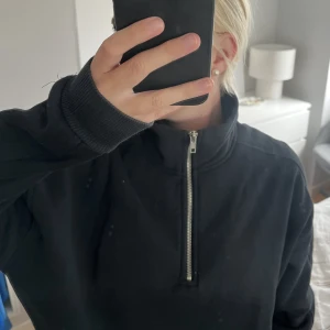 Tröja med zip - Svart sweatshirt med halfzip från lager 157. Storlek M men sitter som xs/s, lite kortare i modellen. Använd fåtal gånger, mycket bra skick