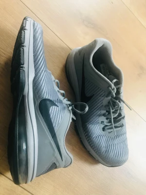 Nike Air  - Säljer ett par fräscha Nike Air haft de på gymmet bara.  Inga defekter.  Älskade de men upplevde de lite för små ibland.  