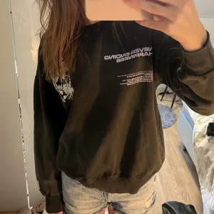 Tröja -  Tröja med tryck på i storlek xs🫶🏼