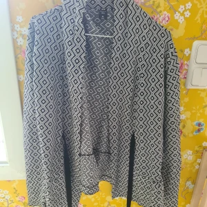 Kofta - Kofta med knyt fram. 