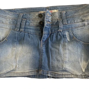 Lowwaist jeanskjol - Jättesnygg jeanskjol som inte kommer till användning. Bra skick. Lowwaist. Midjemåttet: 39 cm. Storlek 38/ M!💕