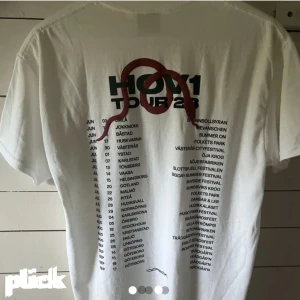 SÖKER HOV1 MERCH! - Söker Hov1 tour 23 merchen, hann inte köpa på konserten. 