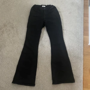 Låg midja jeans - Svarta utsvängda lågmidjade jeans, mycket fint skick.