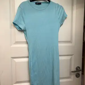 Säljer en ljusblå klänning som är använd en gång. Storlek L men passar även S-M